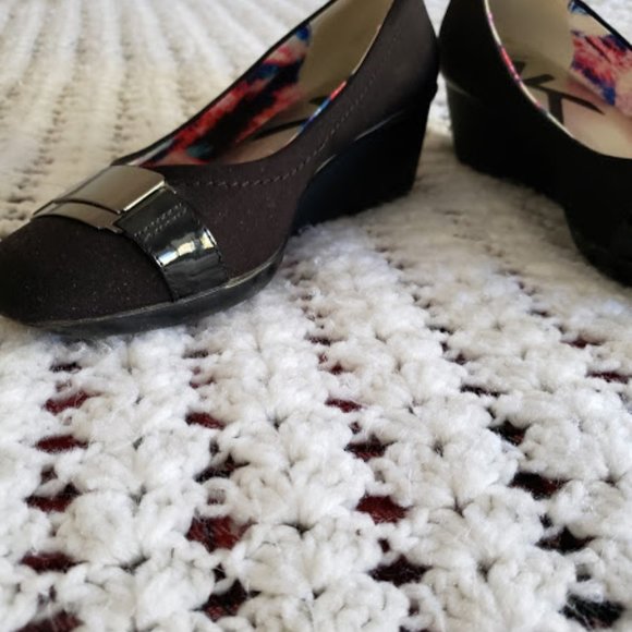 Anne Klein Black Fabric Wedge shoe - Picture 4 of 6